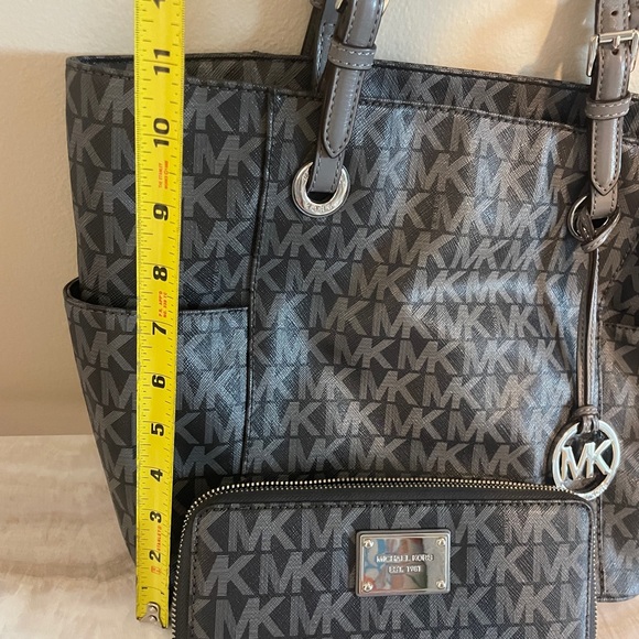 Michael Kors MK Logo Jet Set East/West Tote and Wallet set - Picture 3 of 7